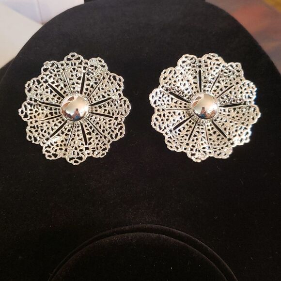Vintage Sarah Coventry Silvertone Filigree Flower Clip Earrings - Picture 1 of 10